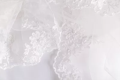 عکس قطعه ای زیبا و ظریف از تور عروسی سفید با گلدوزی و مروارید