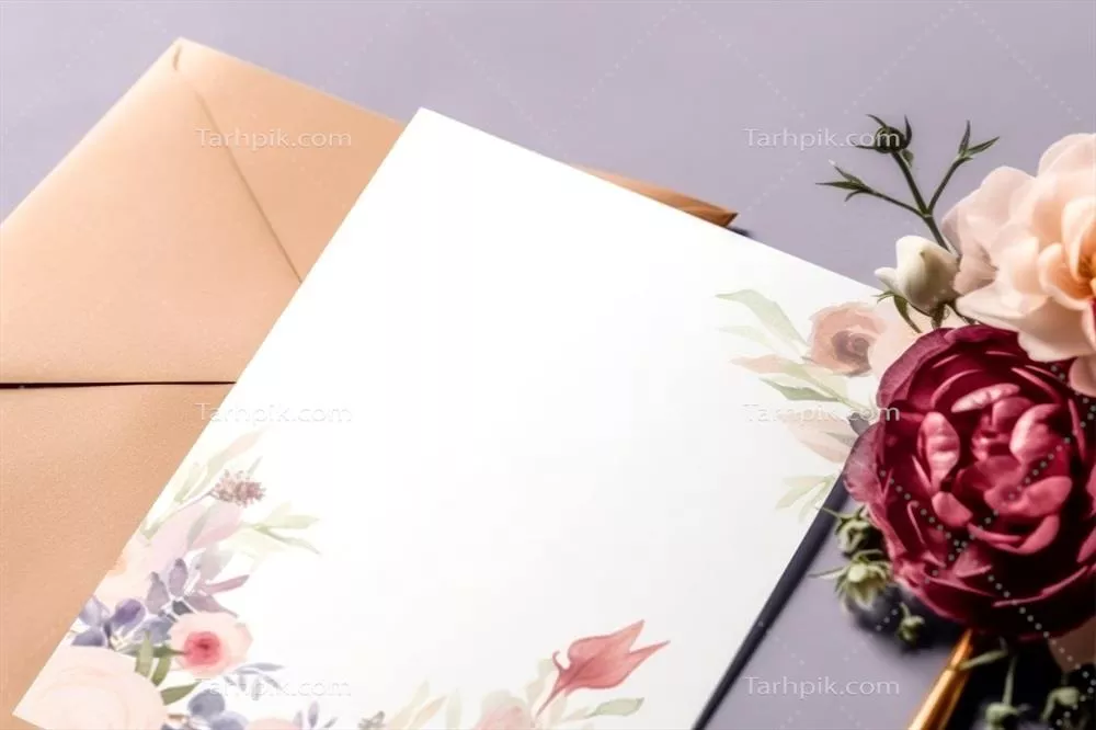 عکس مدل کارت دعوت عروسی با طراحی گلدار از نمای بالا