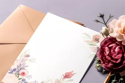 عکس مدل کارت دعوت عروسی با طراحی گلدار از نمای بالا