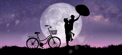 عکس تصویری زیبا از یک زوج در حال رقص و آواز زیر نور ماه کامل در شب