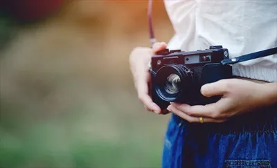 عکس دست و دوربین عکاس: لحظه ای از حمل دوربین برای ثبت تصاویر