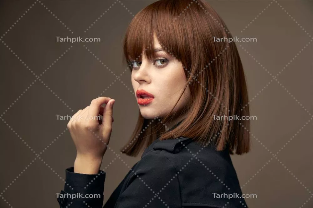 عکس زنی جذاب با پوست روشن در استودیوی عکاسی با پالت رنگی مشکی