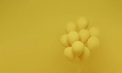 عکس بادکنک های جشن تولد بر روی پس زمینه زرد برای طراحی بنر و کارت تبریک