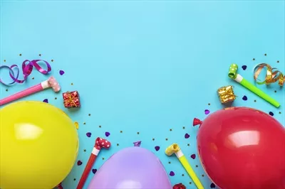 عکس فریم رنگارنگ جشن تولد با جعبه هدیه قرمز و تزئینات شاد