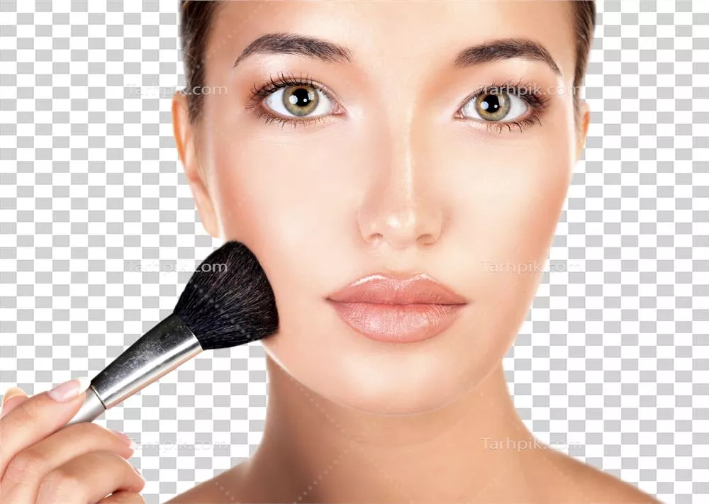عکس دوربری زنی زیبا با آرایش حرفه ای و قلم موی آرایشی در حال آماده سازی