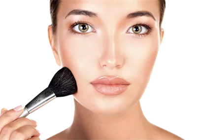 عکس دوربری زنی زیبا با آرایش حرفه ای و قلم موی آرایشی در حال آماده سازی