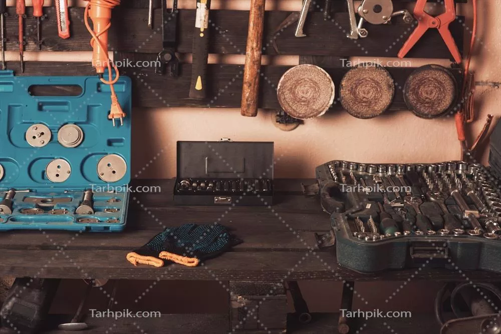 عکس کارگاه تعمیر خودرو: ابزارها و تجهیزات در یک محیط حرفه ای