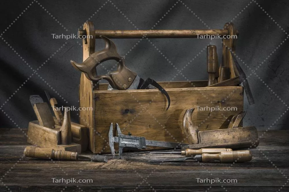 عکس تصویری از یک جعبه ابزار چوبی قدیمی و دست ساز در یک صحنه آرامش بخش