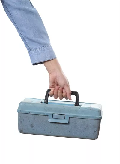 عکس کارگری که جعبه ابزار را در پس زمینه سفید نگه داشته است