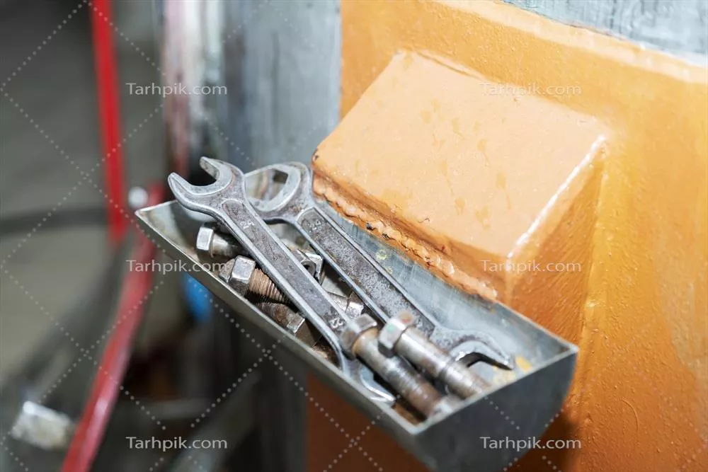 عکس ابزارهای قدیمی مردانه شامل چکش و آچارهای منظم در جعبه کار