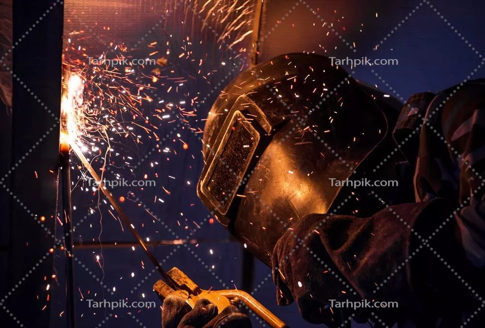 عکس فرایند جوشکاری قوس الکتریکی در یک پروژه ساختمانی