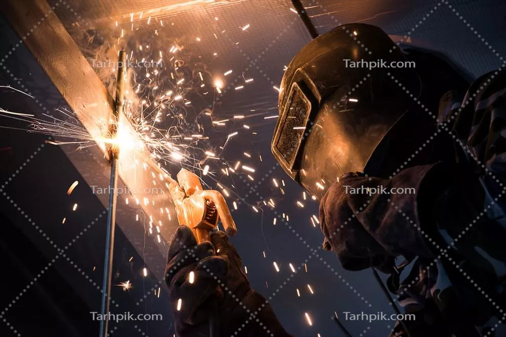 عکس فرایند جوشکاری قوس الکتریکی در یک پروژه ساختمانی