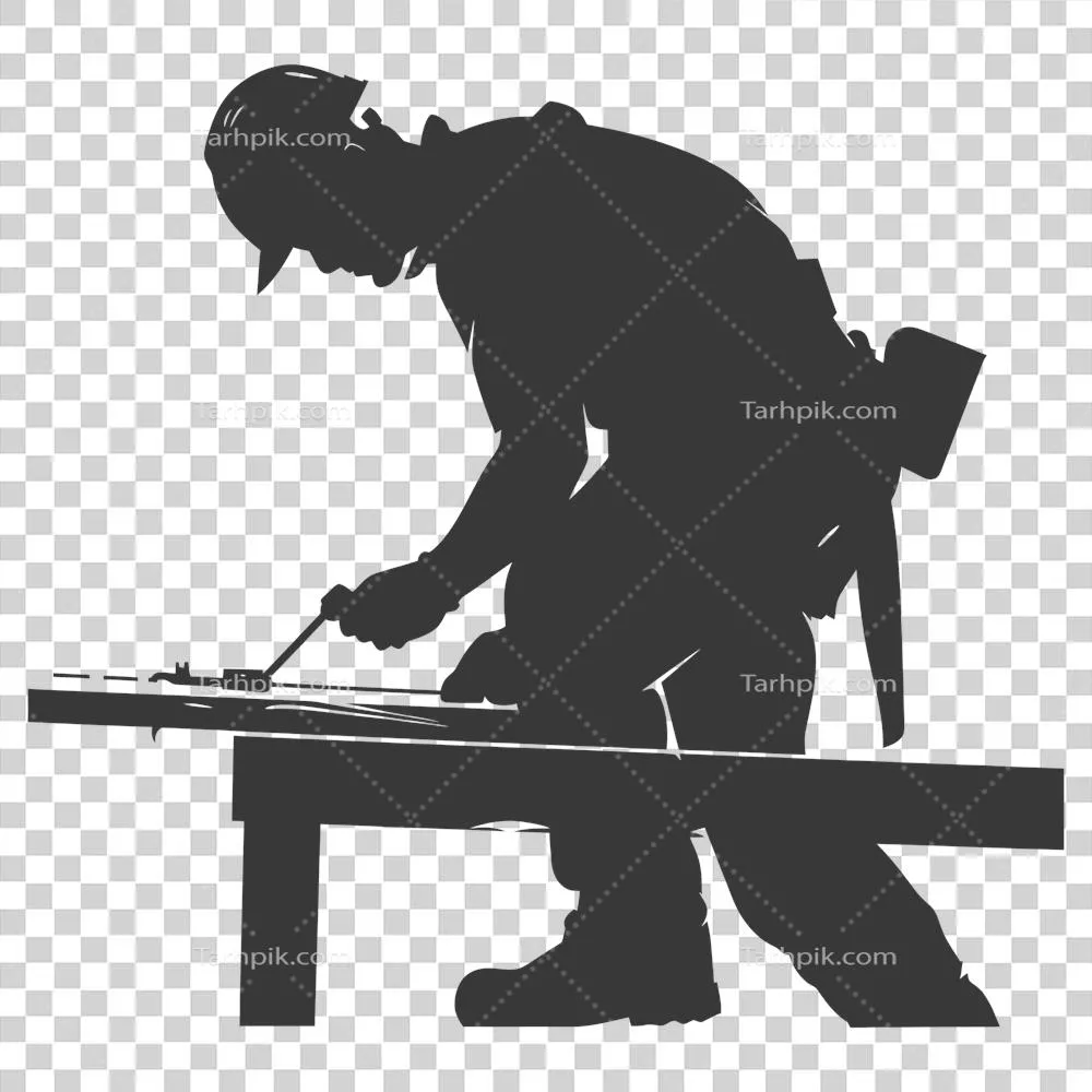 عکس دوربری تصویر سیاه و سفید از یک نجار در حال کار با جزئیات کامل