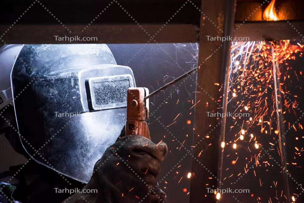 عکس فرایند جوشکاری قوس الکتریکی در یک سایت ساختمانی