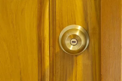 عکس در چوبی زیبا با دستگیره منحصر به فرد و طراحی خاص