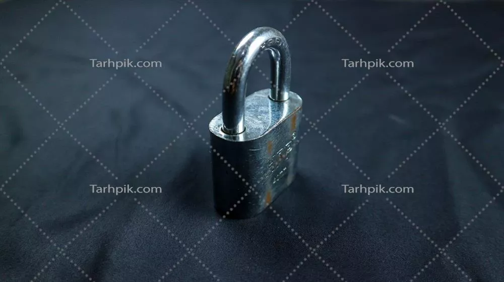 عکس قفل نقره ای قفل شده بر روی پس زمینه سیاه در سمارانگ، 17 مارس 2023