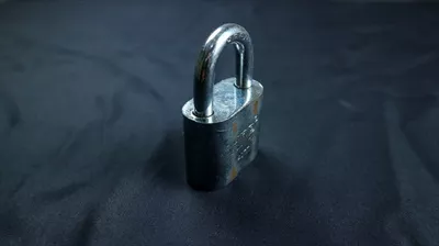 عکس قفل نقره ای قفل شده بر روی پس زمینه سیاه در سمارانگ، 17 مارس 2023