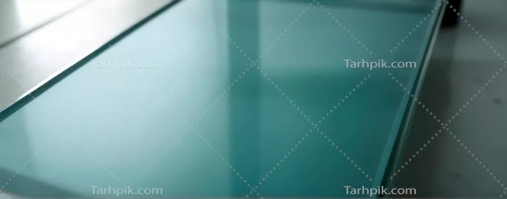 عکس نمای نزدیک و جذاب از یک میز شیشه ای با طراحی مدرن و زیبا