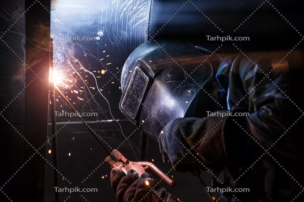 عکس فرایند جوشکاری قوس الکتریکی در یک پروژه ساختمانی