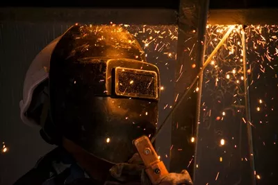 عکس فرایند جوشکاری قوس الکتریکی در یک پروژه ساختمانی