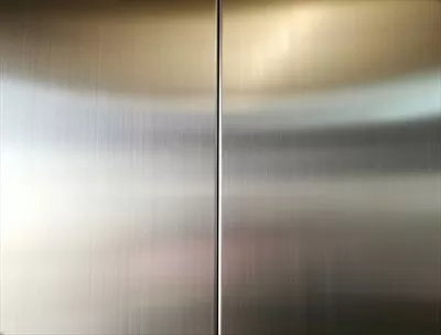 عکس صفحه بزرگ استیل ضد زنگ با نور ملایم برای پس زمینه در آسانسور