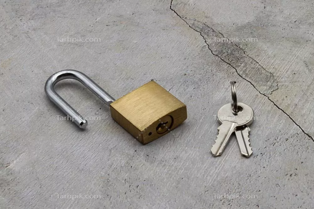 عکس قفل باز شده با کلیدها بر روی پس زمینه شفاف و روشن
