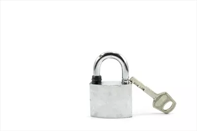 عکس قفل نقره ای با کلید، مناسب برای امنیت و حفاظت از اشیاء