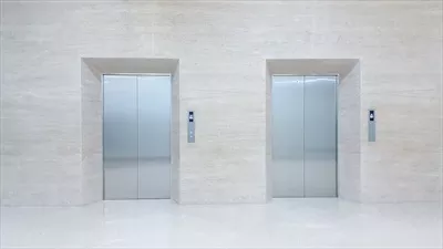 عکس نمایی از آسانسور مدرن با درهای بسته و طراحی شیک و جذاب