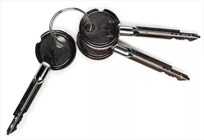 عکس کلیدهای درب با طراحی زیبا و منحصر به فرد بر روی پس زمینه سفید