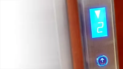 عکس دکمه آسانسور با پس زمینه سیاه، طبقه دوم را نمایش می دهد