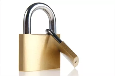 عکس قفل های متنوع با کلیدهای مختلف: نماد امنیت و حفاظت
