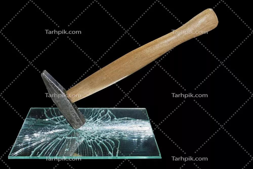 عکس تصویری از شکستن آینه با چکش و تأثیرات آن بر روی شیشه