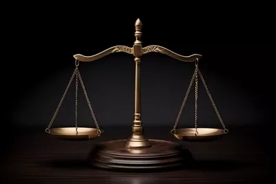عکس نماد ترازوی عدالت: نمادی از انصاف و قانون در پس زمینه ای تاریک