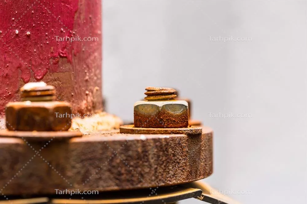 عکس تصویری نزدیک از اتصالات و پیچ و مهره های لوله های آب فولادی زنگ زده