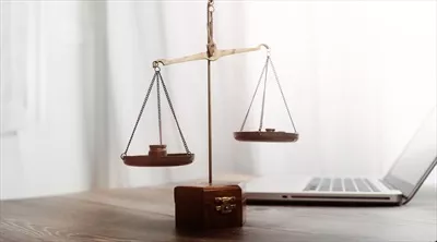 عکس مشاوره حقوقی و تجاری: وکلای متخصص در حال بررسی قراردادها