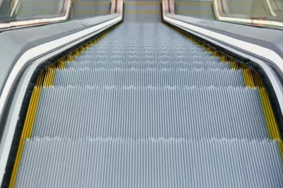 عکس تصویری از پله برقی در یک مرکز خرید شلوغ و مدرن
