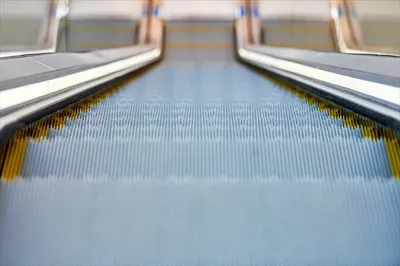 عکس تصویری از پله برقی در یک مرکز تجاری مدرن و شیک