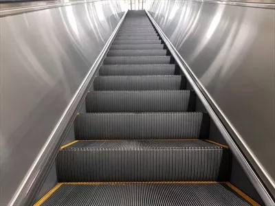 عکس تصویری جذاب از پله برقی درون یک ساختمان مدرن و شیک