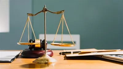 عکس مشاوره حقوقی و تجاری: بررسی قراردادها و ترازوی عدالت در دفتر وکالت