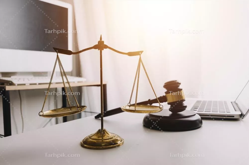 عکس مشاوره حقوقی و تجاری: وکلای در حال بررسی قراردادها با ترازوی عدالت