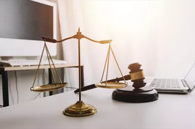 عکس مشاوره حقوقی و تجاری: وکلای در حال بررسی قراردادها با ترازوی عدالت