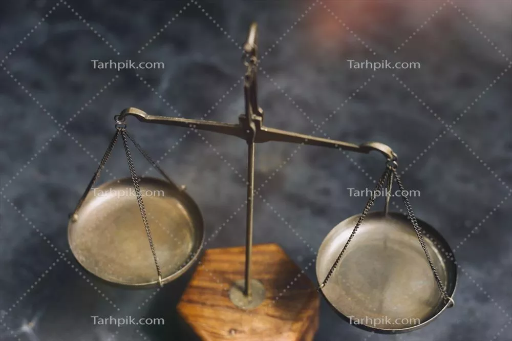 عکس مشاوره حقوقی و تجاری: وکلای در حال بررسی قراردادها با ترازوی عدالت
