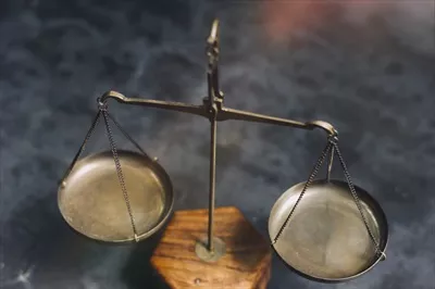 عکس مشاوره حقوقی و تجاری: وکلای در حال بررسی قراردادها با ترازوی عدالت