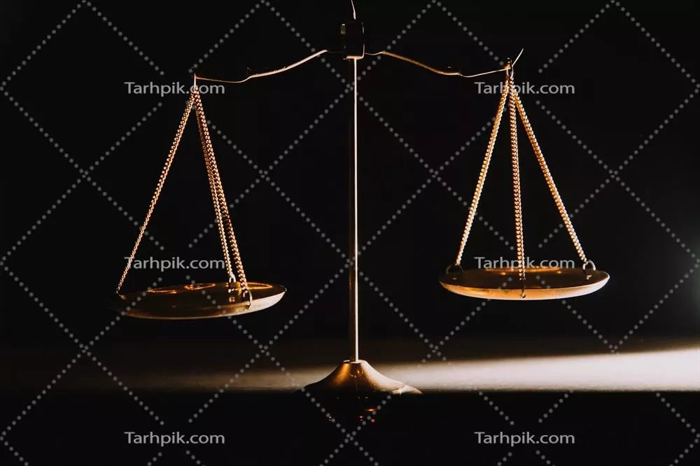 عکس مشاوره حقوقی و تجاری: وکلای متخصص در حال بررسی قراردادها در دفتر کار