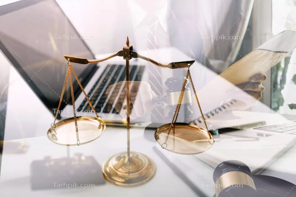 عکس مشاوره حقوقی و تجاری: بررسی قراردادها و ترازوی عدالت در دفتر وکالت