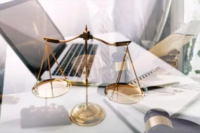 عکس مشاوره حقوقی و تجاری: بررسی قراردادها و ترازوی عدالت در دفتر وکالت
