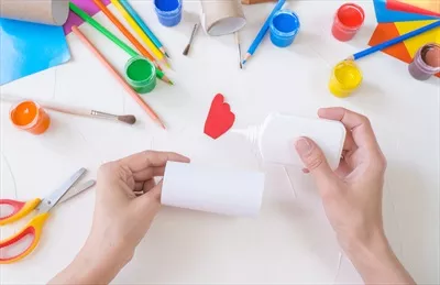 عکس ایده ای خلاقانه برای تزئین مهدکودک با استفاده از رول دستمال توالت