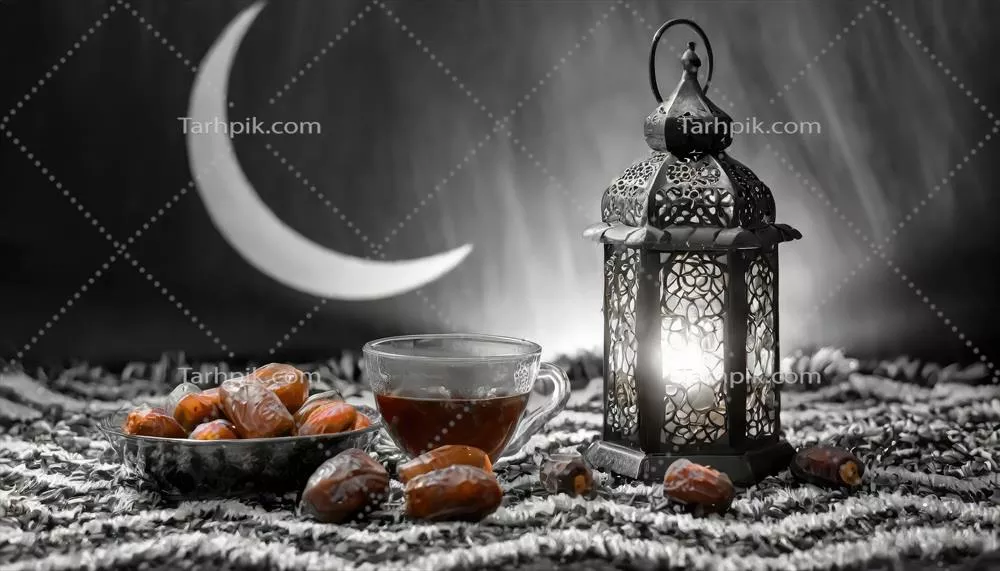 عکس چراغ های سنتی رمضان و عید با ماه هلال و میوه ها بر روی فرش