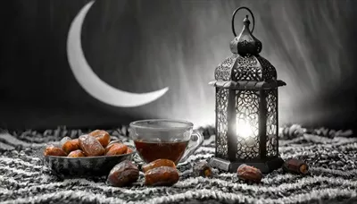 عکس چراغ های سنتی رمضان و عید با ماه هلال و میوه ها بر روی فرش