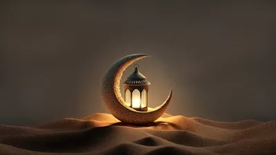 عکس تصویری زیبا از هلال طلایی و فانوس عربی در دل کویر